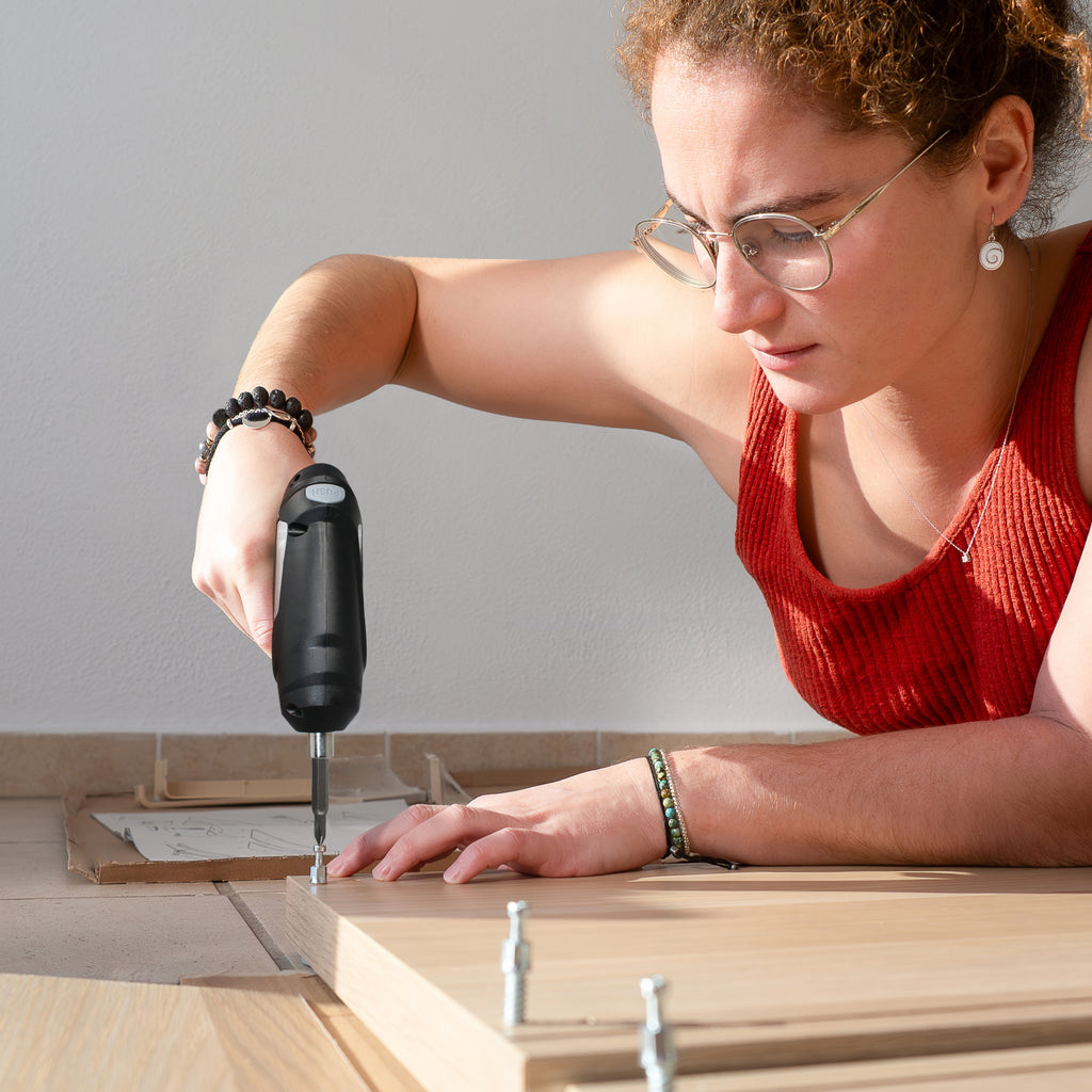 Universal 4V Rechargeable Rotating Screwdriver